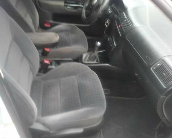 Серый Фольксваген Гольф, объемом двигателя 1.6 л и пробегом 220 тыс. км за 3700 $, фото 2 на Automoto.ua