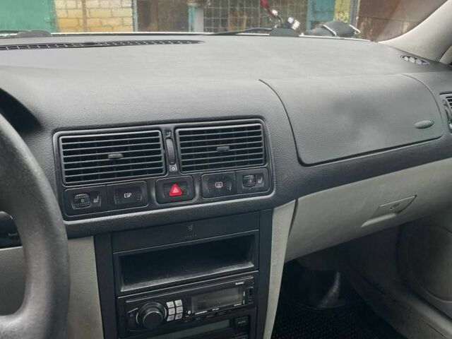 Серый Фольксваген Гольф, объемом двигателя 1.6 л и пробегом 370 тыс. км за 3850 $, фото 5 на Automoto.ua