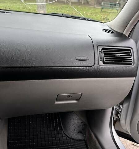 Серый Фольксваген Гольф, объемом двигателя 1.6 л и пробегом 213 тыс. км за 3600 $, фото 10 на Automoto.ua