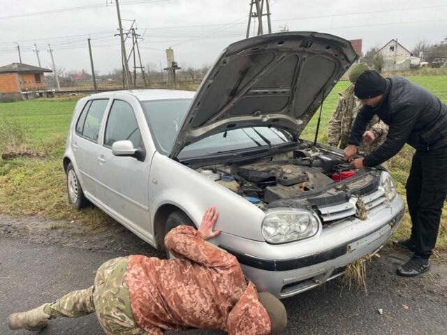 Серый Фольксваген Гольф, объемом двигателя 1.6 л и пробегом 234 тыс. км за 1500 $, фото 5 на Automoto.ua