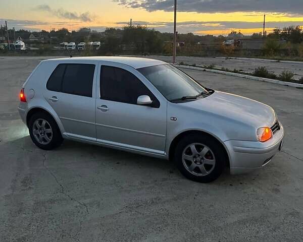 Серый Фольксваген Гольф, объемом двигателя 1.6 л и пробегом 290 тыс. км за 3500 $, фото 2 на Automoto.ua