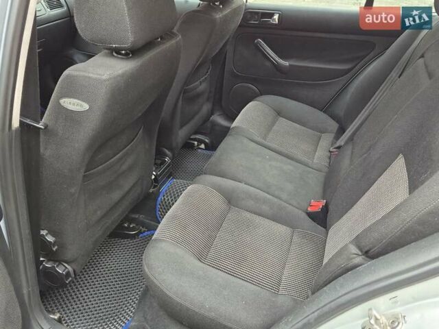 Серый Фольксваген Гольф, объемом двигателя 1.6 л и пробегом 330 тыс. км за 3200 $, фото 6 на Automoto.ua