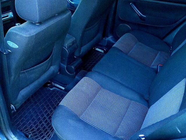 Серый Фольксваген Гольф, объемом двигателя 2 л и пробегом 205 тыс. км за 4200 $, фото 6 на Automoto.ua