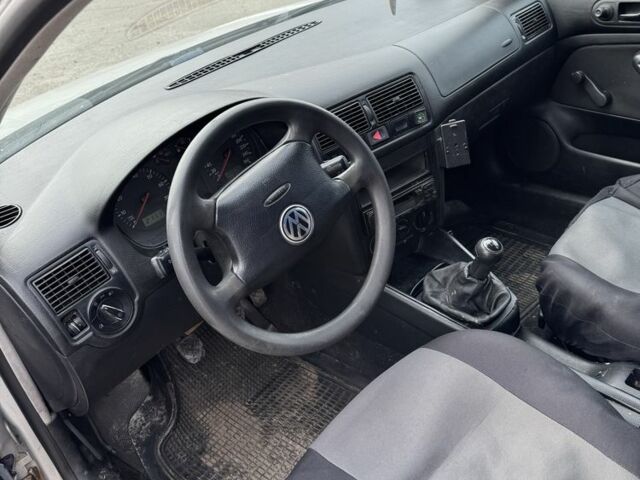 Серый Фольксваген Гольф, объемом двигателя 1.6 л и пробегом 300 тыс. км за 900 $, фото 4 на Automoto.ua