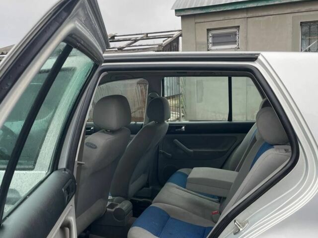 Серый Фольксваген Гольф, объемом двигателя 1.6 л и пробегом 370 тыс. км за 3850 $, фото 4 на Automoto.ua