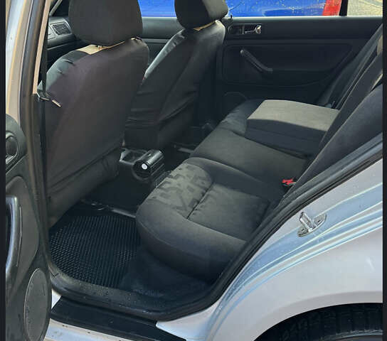 Серый Фольксваген Гольф, объемом двигателя 1.6 л и пробегом 256 тыс. км за 3900 $, фото 6 на Automoto.ua