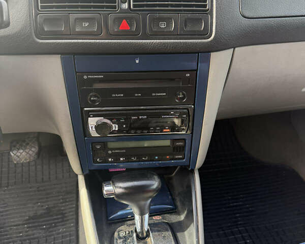 Серый Фольксваген Гольф, объемом двигателя 1.6 л и пробегом 251 тыс. км за 3900 $, фото 5 на Automoto.ua