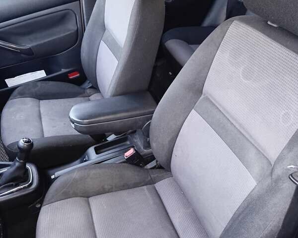 Серый Фольксваген Гольф, объемом двигателя 1.6 л и пробегом 220 тыс. км за 3650 $, фото 10 на Automoto.ua