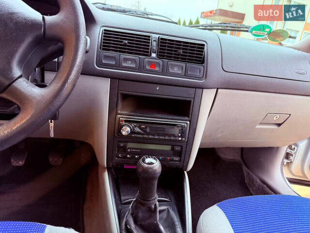 Серый Фольксваген Гольф, объемом двигателя 1.39 л и пробегом 204 тыс. км за 4500 $, фото 6 на Automoto.ua