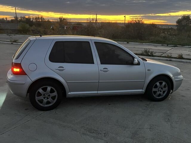 Серый Фольксваген Гольф, объемом двигателя 1.6 л и пробегом 290 тыс. км за 3500 $, фото 4 на Automoto.ua