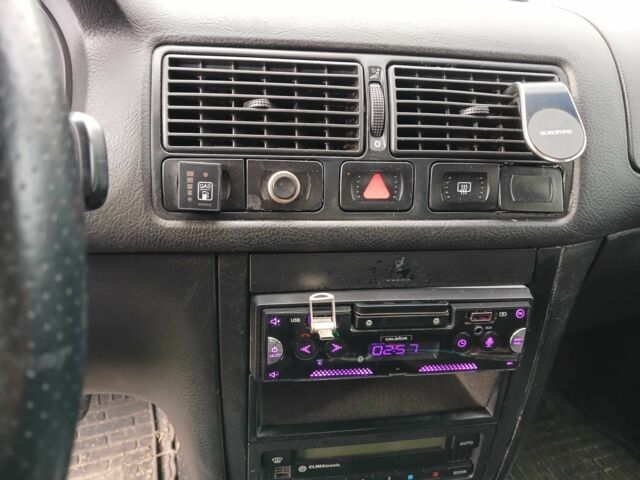 Серый Фольксваген Гольф, объемом двигателя 1.6 л и пробегом 420 тыс. км за 2500 $, фото 2 на Automoto.ua