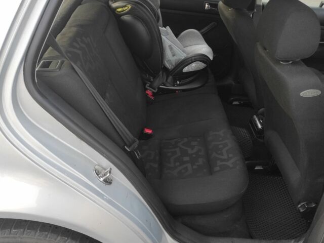 Серый Фольксваген Гольф, объемом двигателя 1.6 л и пробегом 290 тыс. км за 4200 $, фото 3 на Automoto.ua