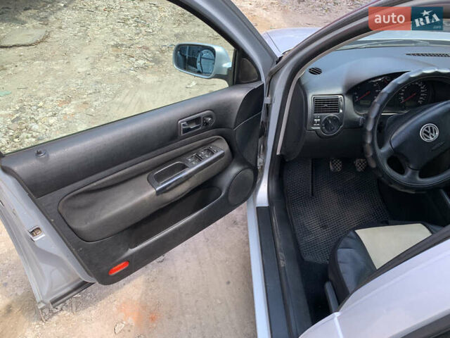 Серый Фольксваген Гольф, объемом двигателя 1.6 л и пробегом 256 тыс. км за 3900 $, фото 7 на Automoto.ua
