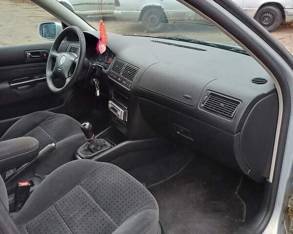 Серый Фольксваген Гольф, объемом двигателя 1.6 л и пробегом 238 тыс. км за 3850 $, фото 13 на Automoto.ua