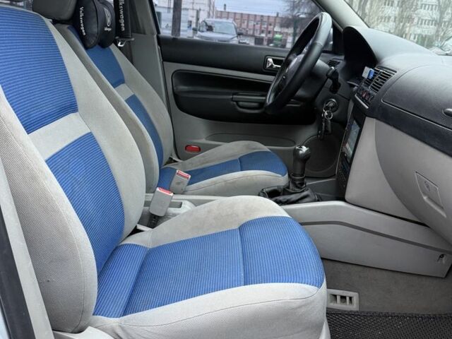 Серый Фольксваген Гольф, объемом двигателя 1.6 л и пробегом 300 тыс. км за 3800 $, фото 7 на Automoto.ua