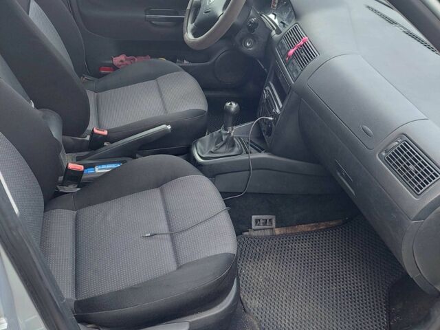 Серый Фольксваген Гольф, объемом двигателя 1.4 л и пробегом 250 тыс. км за 3500 $, фото 4 на Automoto.ua