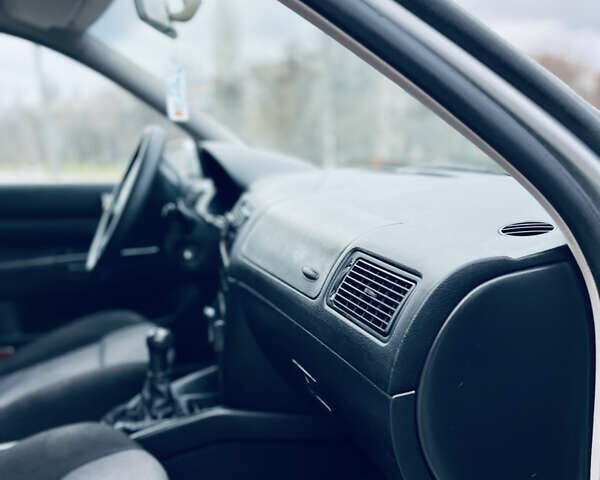 Серый Фольксваген Гольф, объемом двигателя 1.6 л и пробегом 316 тыс. км за 3350 $, фото 19 на Automoto.ua