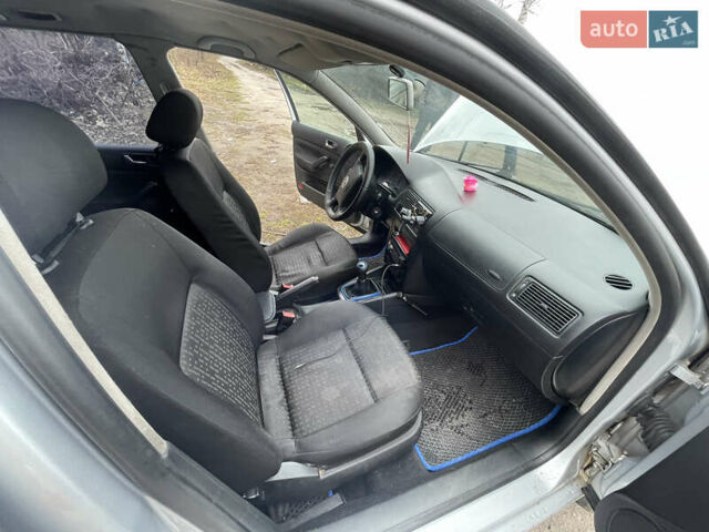 Серый Фольксваген Гольф, объемом двигателя 1.6 л и пробегом 220 тыс. км за 3600 $, фото 5 на Automoto.ua