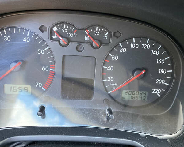 Серый Фольксваген Гольф, объемом двигателя 1.6 л и пробегом 206 тыс. км за 4000 $, фото 6 на Automoto.ua