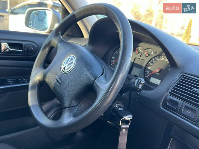 Серый Фольксваген Гольф, объемом двигателя 1.6 л и пробегом 228 тыс. км за 3950 $, фото 39 на Automoto.ua