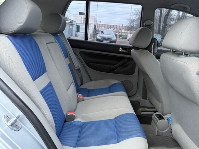 Серый Фольксваген Гольф, объемом двигателя 1.6 л и пробегом 300 тыс. км за 3800 $, фото 8 на Automoto.ua