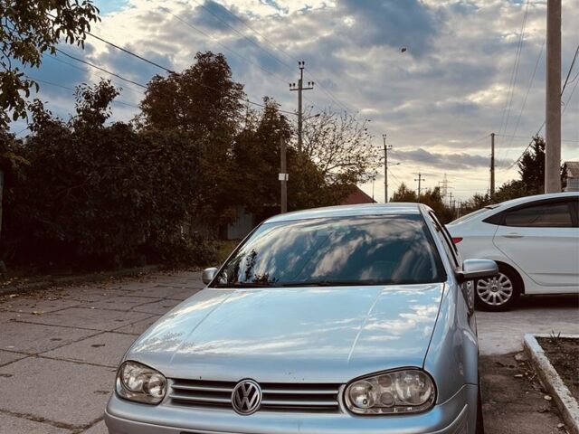 Серый Фольксваген Гольф, объемом двигателя 1.6 л и пробегом 300 тыс. км за 3900 $, фото 1 на Automoto.ua