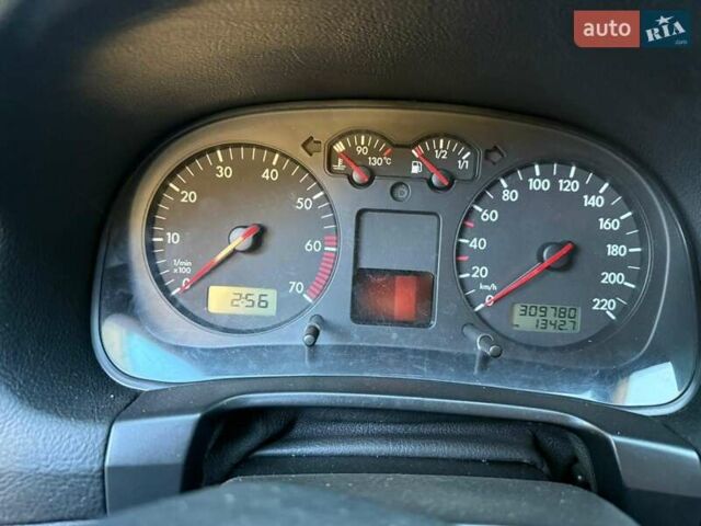 Серый Фольксваген Гольф, объемом двигателя 1.39 л и пробегом 310 тыс. км за 3750 $, фото 4 на Automoto.ua