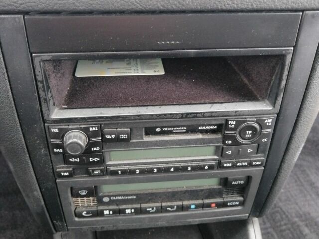 Серый Фольксваген Гольф, объемом двигателя 1.6 л и пробегом 238 тыс. км за 4043 $, фото 6 на Automoto.ua