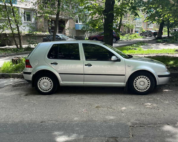 Серый Фольксваген Гольф, объемом двигателя 1.39 л и пробегом 250 тыс. км за 3999 $, фото 5 на Automoto.ua