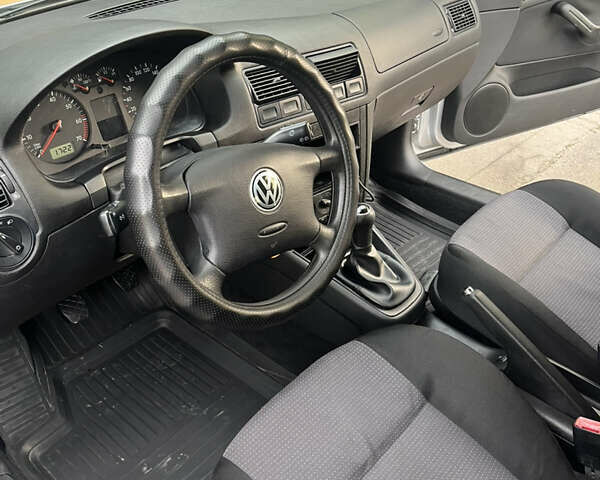 Серый Фольксваген Гольф, объемом двигателя 1.39 л и пробегом 250 тыс. км за 3999 $, фото 4 на Automoto.ua