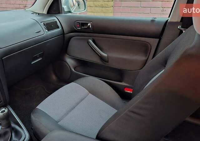 Серый Фольксваген Гольф, объемом двигателя 1.6 л и пробегом 194 тыс. км за 4800 $, фото 32 на Automoto.ua