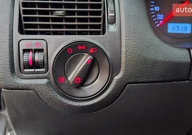 Серый Фольксваген Гольф, объемом двигателя 1.6 л и пробегом 194 тыс. км за 4800 $, фото 36 на Automoto.ua