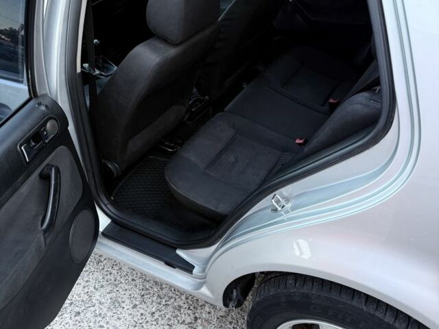 Серый Фольксваген Гольф, объемом двигателя 1.6 л и пробегом 242 тыс. км за 3600 $, фото 12 на Automoto.ua