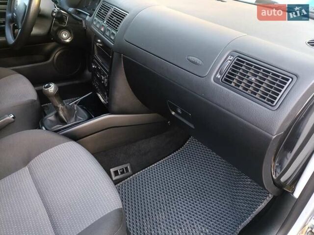 Серый Фольксваген Гольф, объемом двигателя 1.6 л и пробегом 177 тыс. км за 5000 $, фото 41 на Automoto.ua