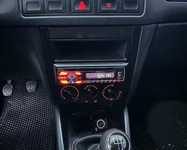 Серый Фольксваген Гольф, объемом двигателя 1.6 л и пробегом 251 тыс. км за 3900 $, фото 14 на Automoto.ua