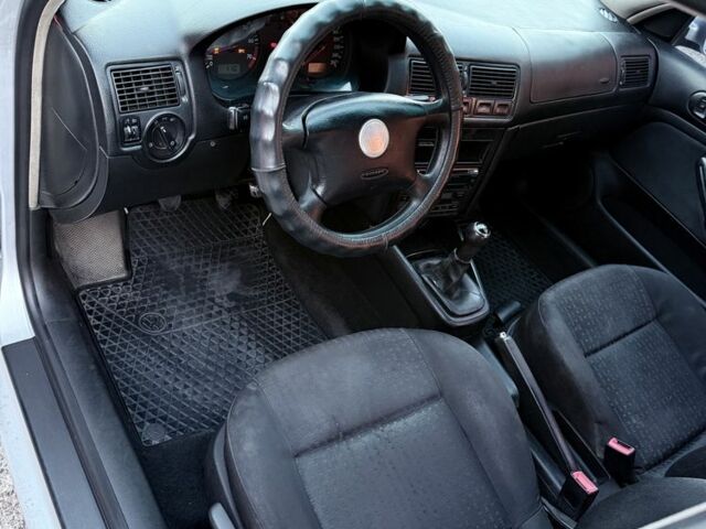 Серый Фольксваген Гольф, объемом двигателя 1.6 л и пробегом 242 тыс. км за 3600 $, фото 10 на Automoto.ua