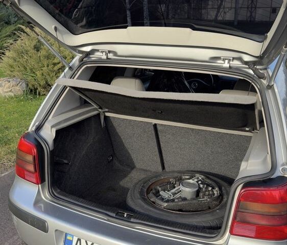 Серый Фольксваген Гольф, объемом двигателя 1.6 л и пробегом 220 тыс. км за 2190 $, фото 9 на Automoto.ua