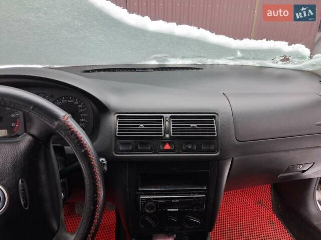 Серый Фольксваген Гольф, объемом двигателя 1.6 л и пробегом 221 тыс. км за 4000 $, фото 5 на Automoto.ua