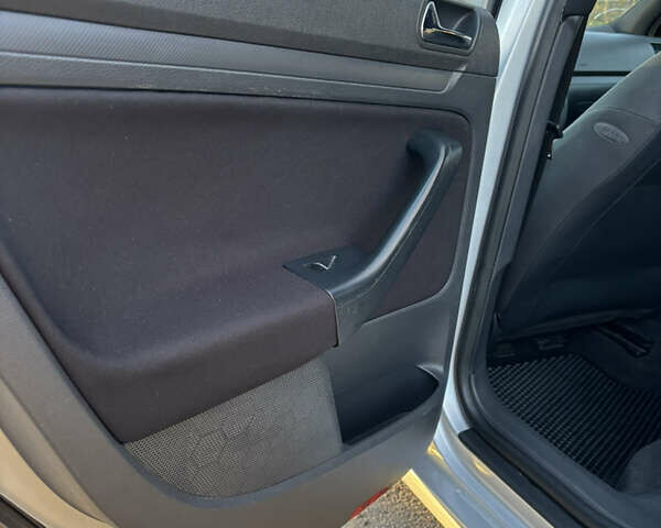 Сірий Фольксваген Гольф, об'ємом двигуна 1.39 л та пробігом 287 тис. км за 4800 $, фото 28 на Automoto.ua