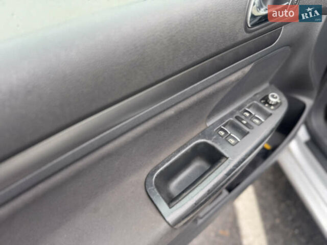 Серый Фольксваген Гольф, объемом двигателя 1.6 л и пробегом 260 тыс. км за 4200 $, фото 8 на Automoto.ua