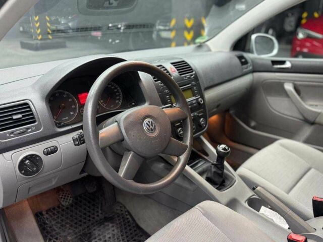 Фольксваген Гольф 2003 в Черновцах на Automoto.ua Серый Фольксваген Гольф, объемом двигателя 1.4 л и пробегом 184 тыс. км за 5300 $, фото 7 на Automoto.ua