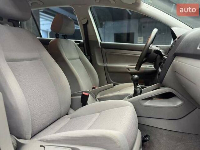 Фольксваген Гольф 2003 в Черновцах на Automoto.ua Серый Фольксваген Гольф, объемом двигателя 1.4 л и пробегом 184 тыс. км за 5300 $, фото 16 на Automoto.ua
