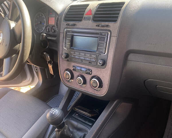 Серый Фольксваген Гольф, объемом двигателя 1.6 л и пробегом 280 тыс. км за 4300 $, фото 10 на Automoto.ua