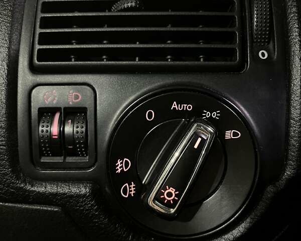 Сірий Фольксваген Гольф, об'ємом двигуна 1.6 л та пробігом 338 тис. км за 3999 $, фото 4 на Automoto.ua