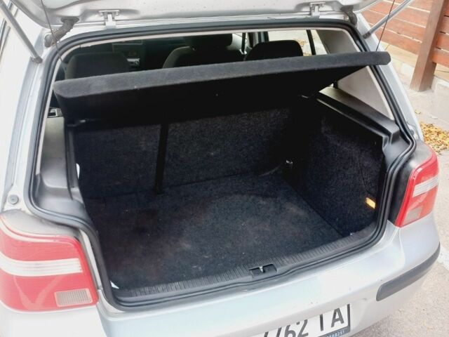 Серый Фольксваген Гольф, объемом двигателя 1.6 л и пробегом 225 тыс. км за 3800 $, фото 6 на Automoto.ua