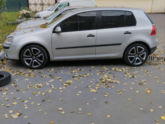 Фольксваген Гольф 2003 в Новорад-Волынском на Automoto.ua Серый Фольксваген Гольф, объемом двигателя 1.6 л и пробегом 260 тыс. км за 4600 $, фото 1 на Automoto.ua