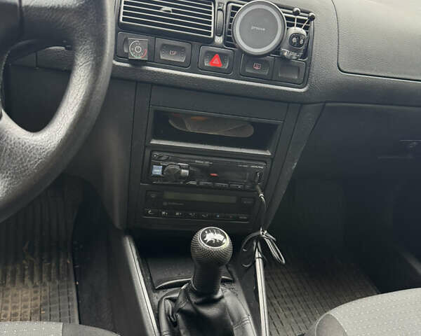 Серый Фольксваген Гольф, объемом двигателя 1.6 л и пробегом 391 тыс. км за 4500 $, фото 11 на Automoto.ua