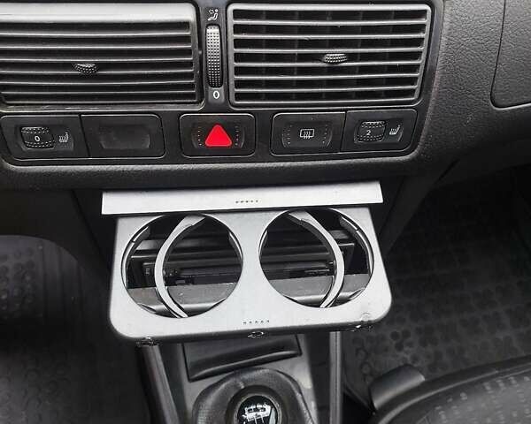 Сірий Фольксваген Гольф, об'ємом двигуна 1.6 л та пробігом 388 тис. км за 3650 $, фото 17 на Automoto.ua