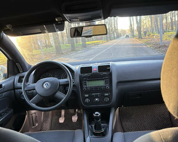 Сірий Фольксваген Гольф, об'ємом двигуна 1.39 л та пробігом 287 тис. км за 4800 $, фото 32 на Automoto.ua