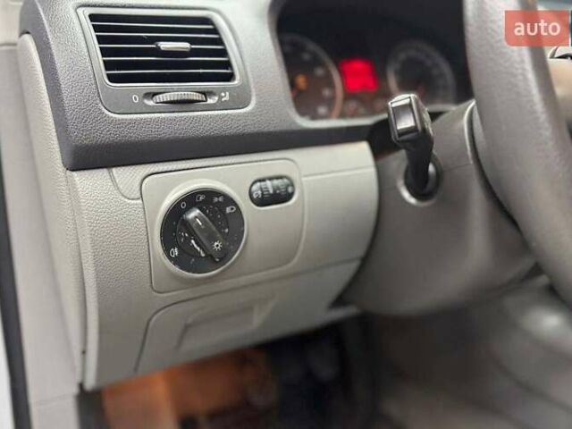 Фольксваген Гольф 2003 в Черновцах на Automoto.ua Серый Фольксваген Гольф, объемом двигателя 1.4 л и пробегом 184 тыс. км за 5300 $, фото 9 на Automoto.ua